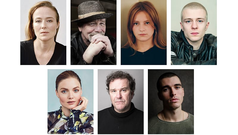 V.l.n.r.: Jennifer Ehle (Foto: UK Telegraph), Peter Mullan (Foto: Rankin), Phia Saban (Foto: Milly Cope), Ruaridh Mollica (Foto: Ryan Michael Price), Holliday Grainger (Foto: Lara Jade), Douglas Hodge (Foto: Eyevine), Corey Mylchreest (Foto: Harry Livingstone)